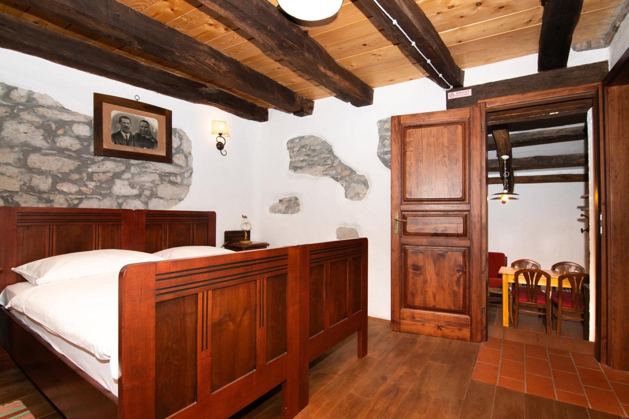 Apartments Valentinus 1800 Sežana エクステリア 写真