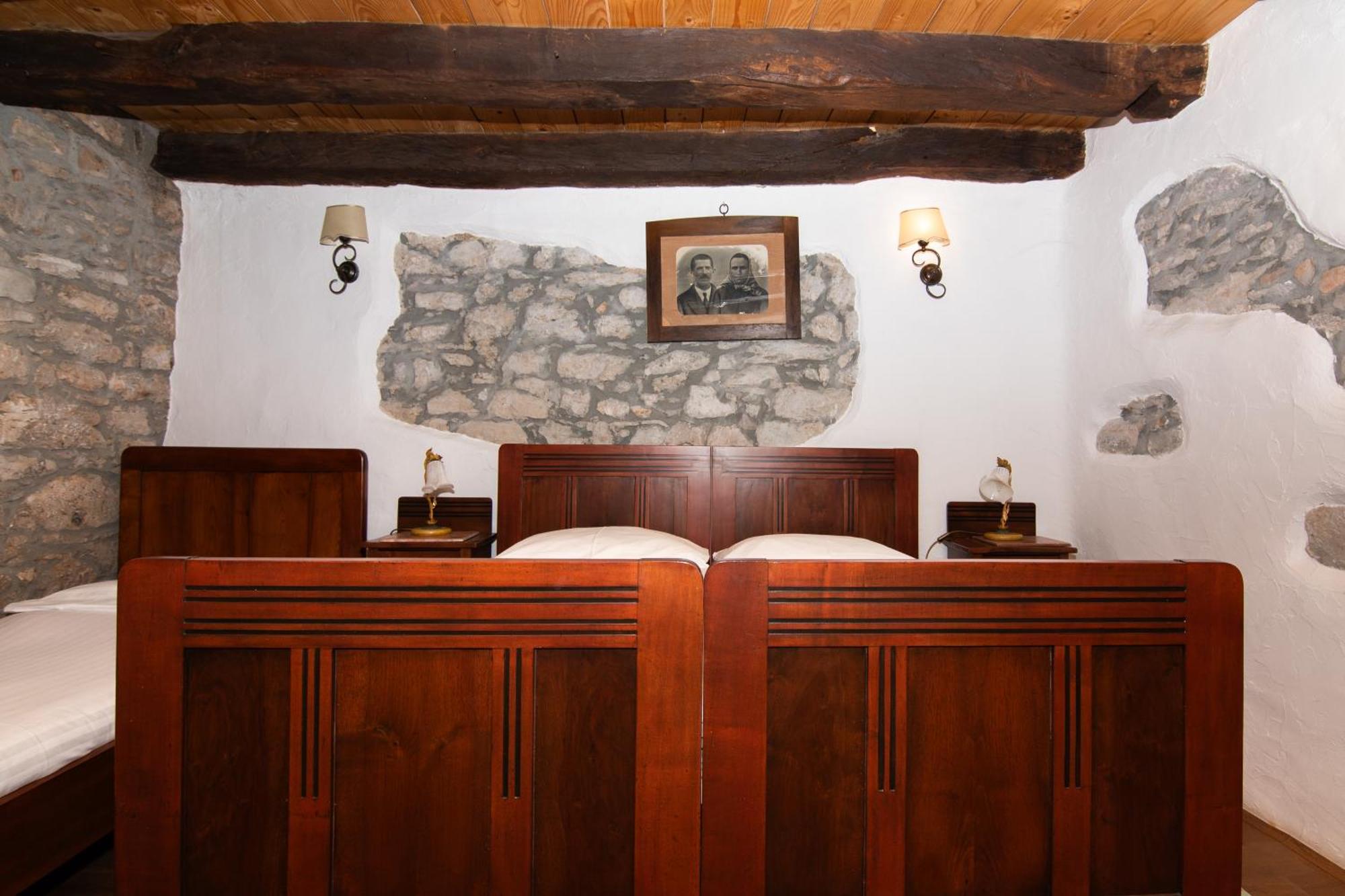 Apartments Valentinus 1800 Sežana エクステリア 写真