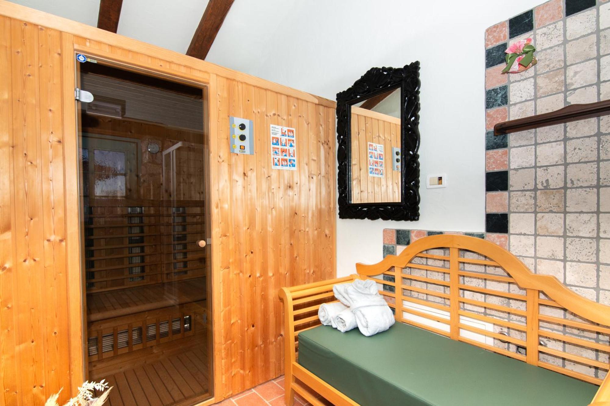 Apartments Valentinus 1800 Sežana エクステリア 写真