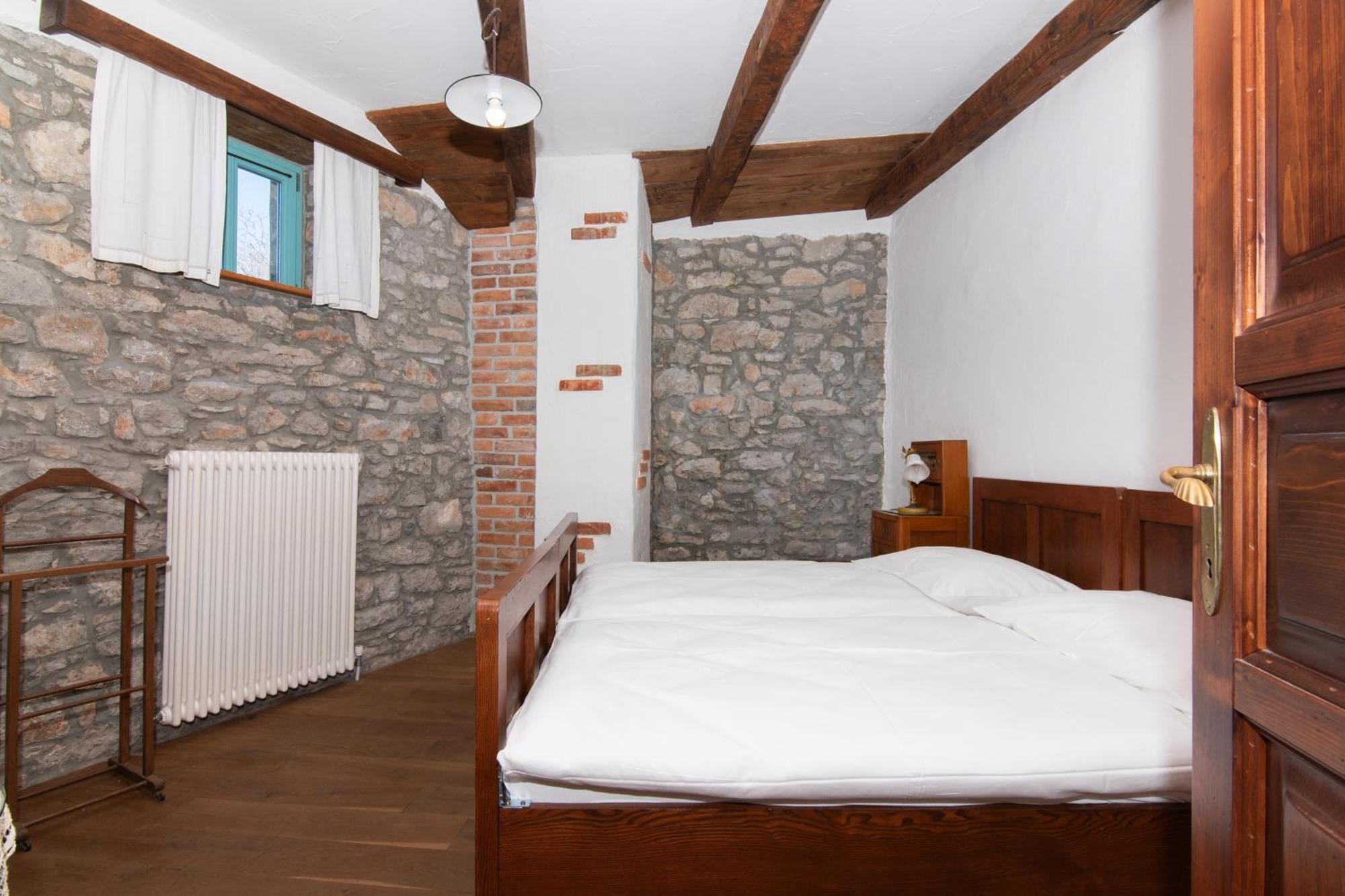 Apartments Valentinus 1800 Sežana エクステリア 写真