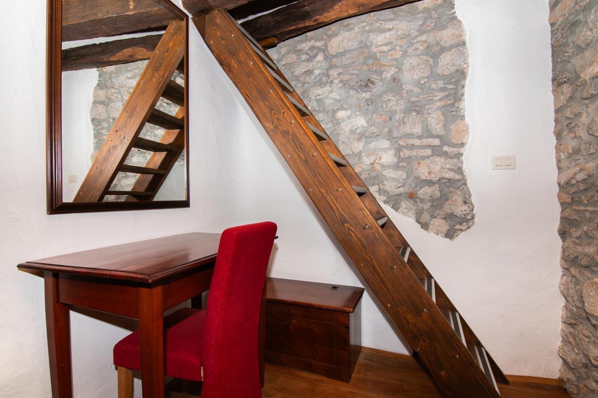 Apartments Valentinus 1800 Sežana エクステリア 写真