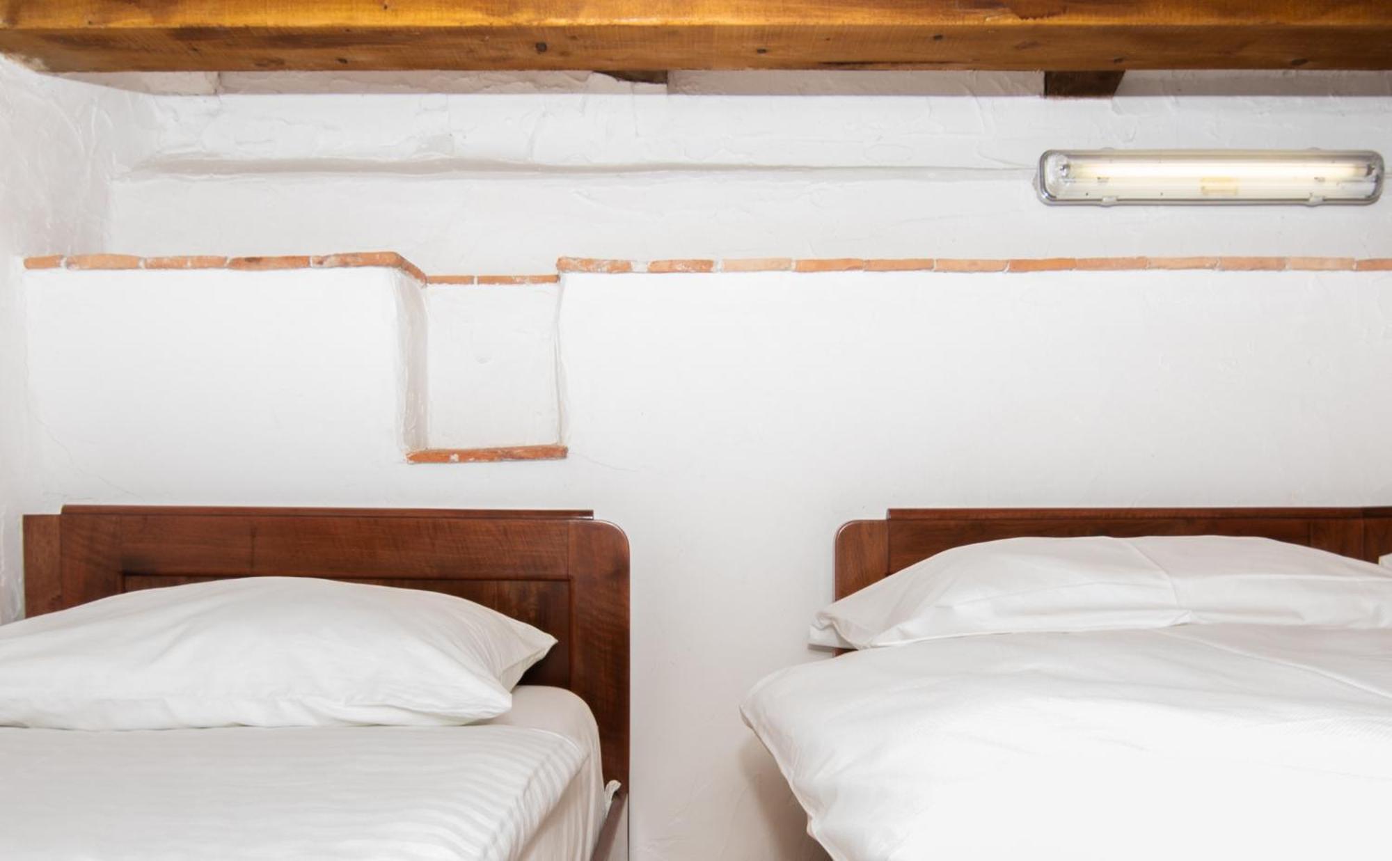 Apartments Valentinus 1800 Sežana エクステリア 写真