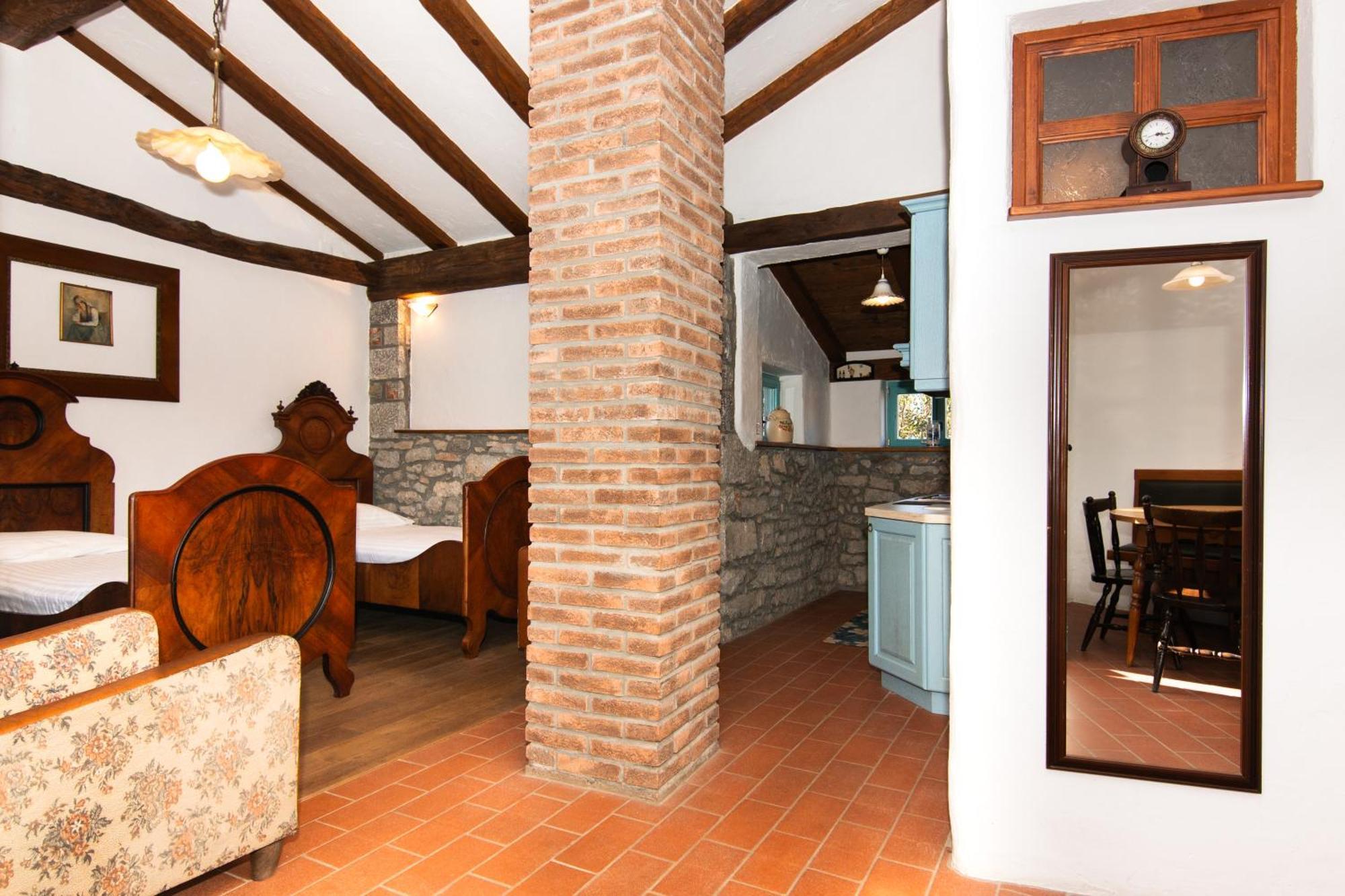 Apartments Valentinus 1800 Sežana エクステリア 写真
