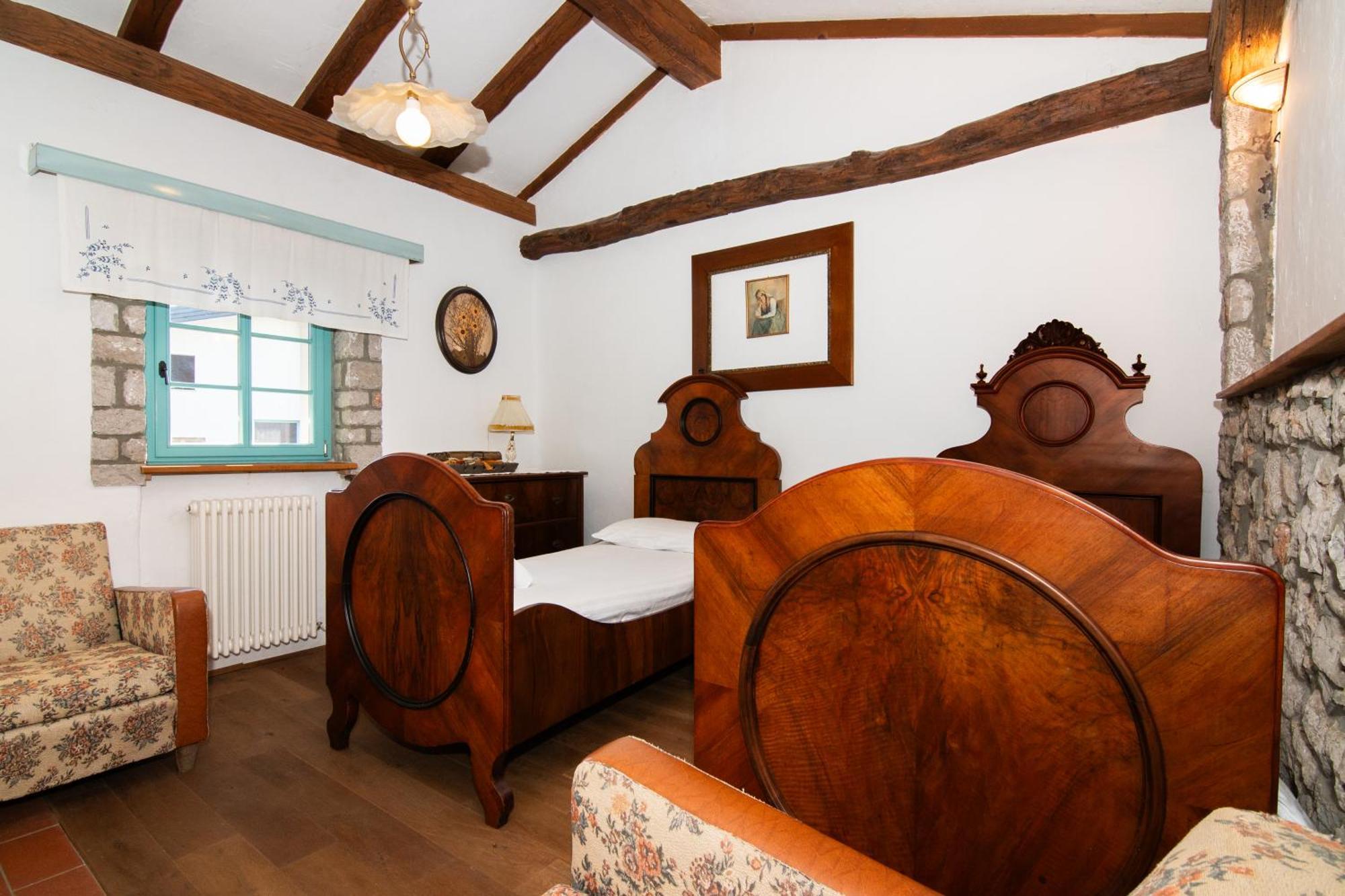 Apartments Valentinus 1800 Sežana エクステリア 写真