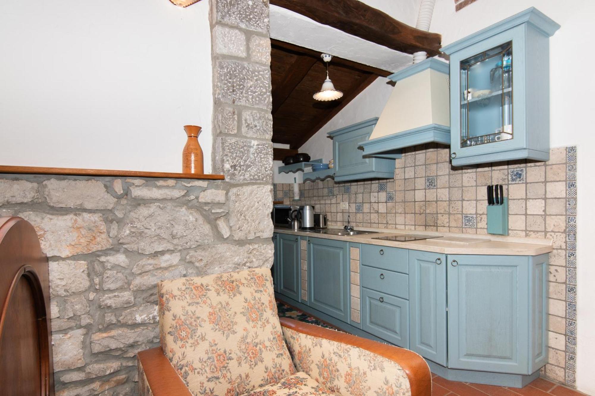 Apartments Valentinus 1800 Sežana エクステリア 写真