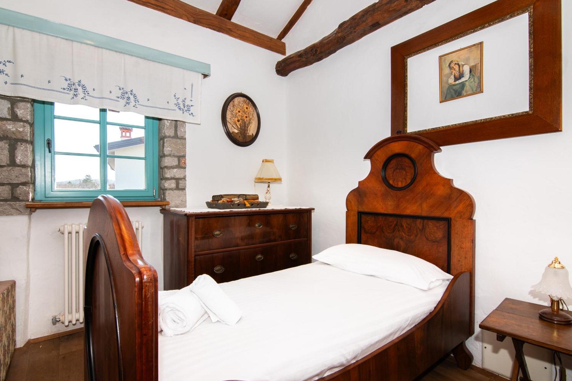 Apartments Valentinus 1800 Sežana エクステリア 写真