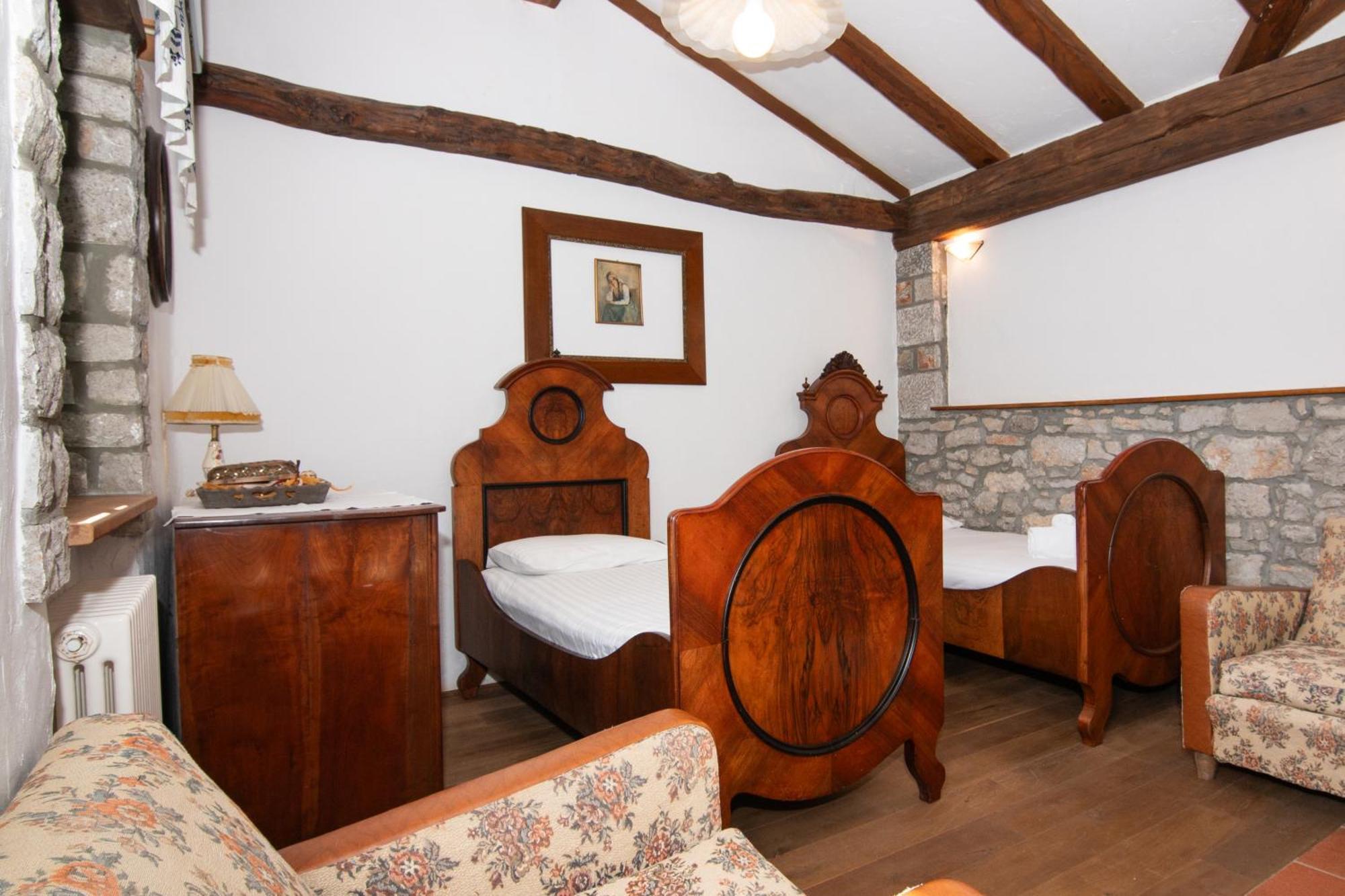 Apartments Valentinus 1800 Sežana エクステリア 写真