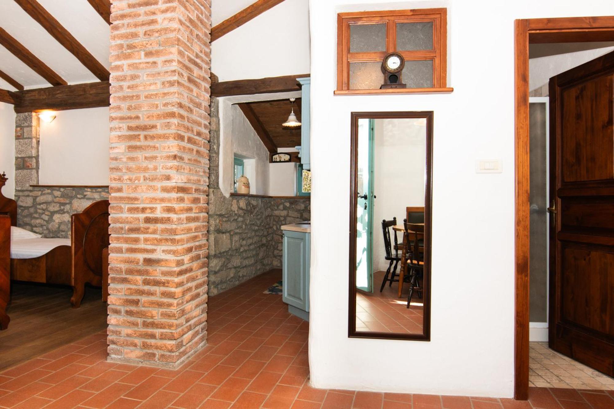 Apartments Valentinus 1800 Sežana エクステリア 写真