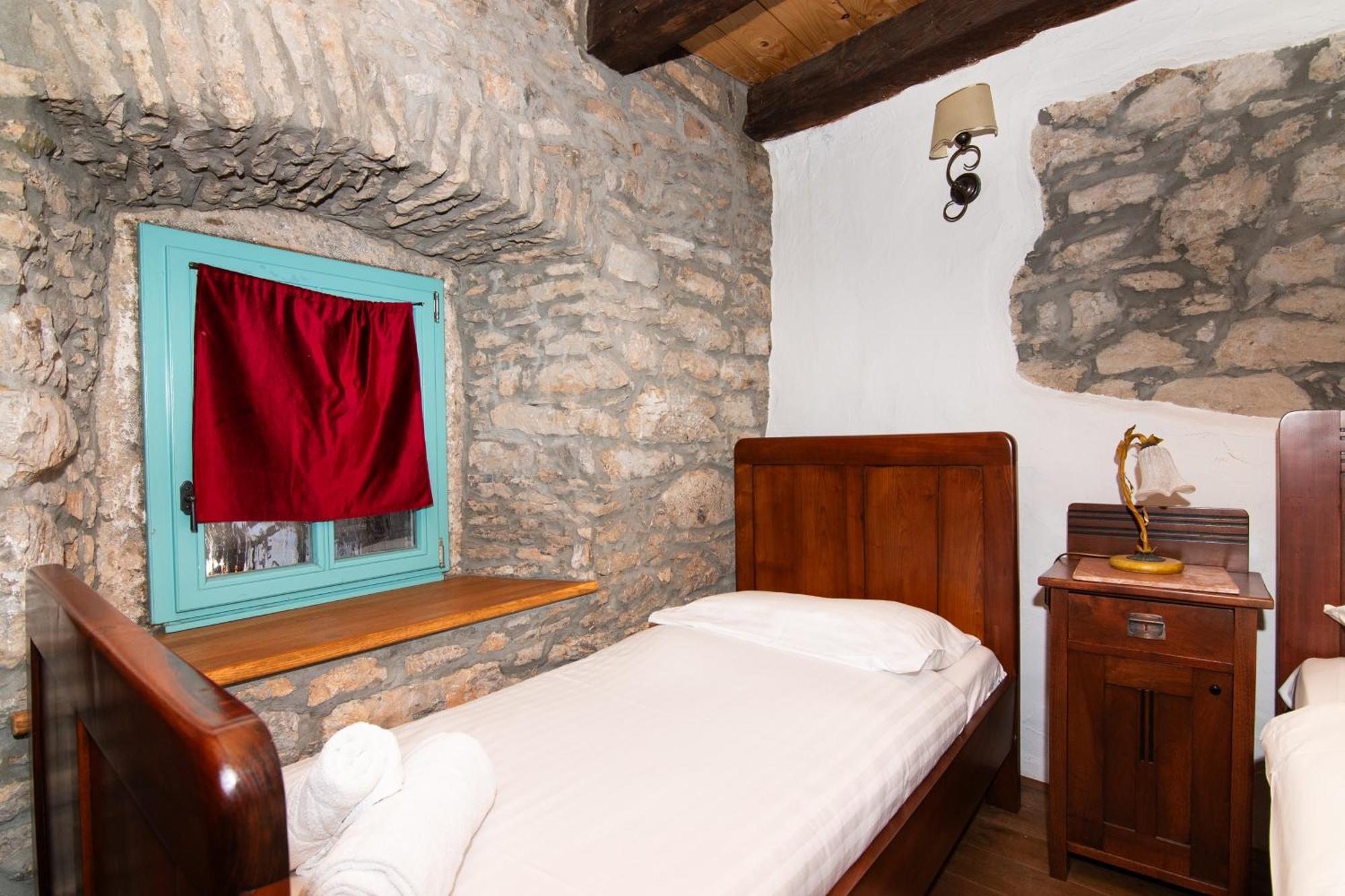 Apartments Valentinus 1800 Sežana エクステリア 写真
