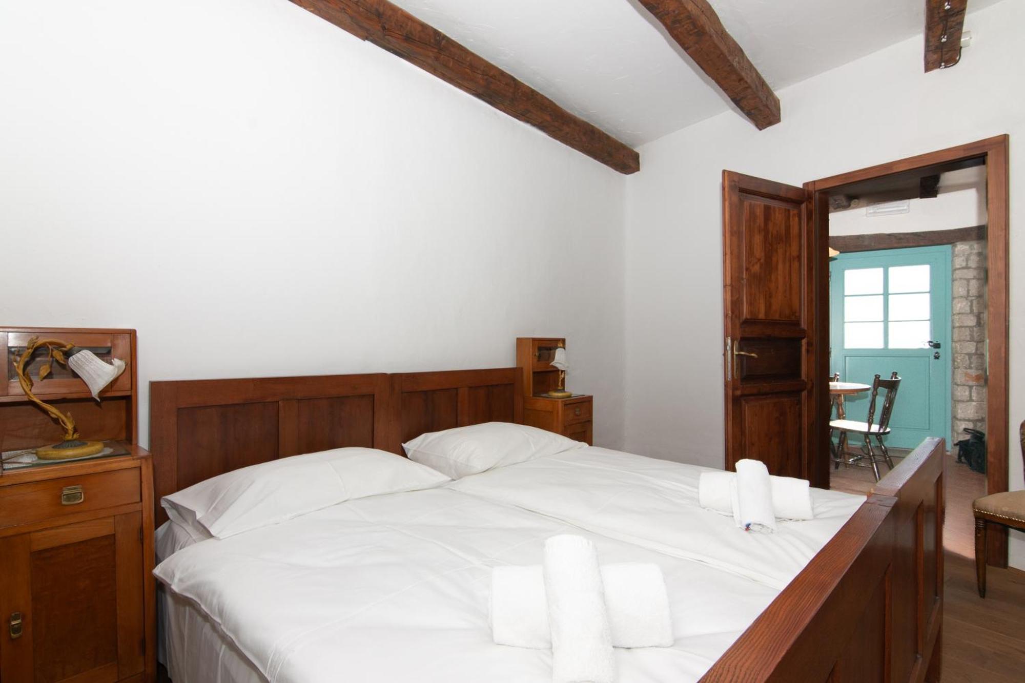 Apartments Valentinus 1800 Sežana エクステリア 写真