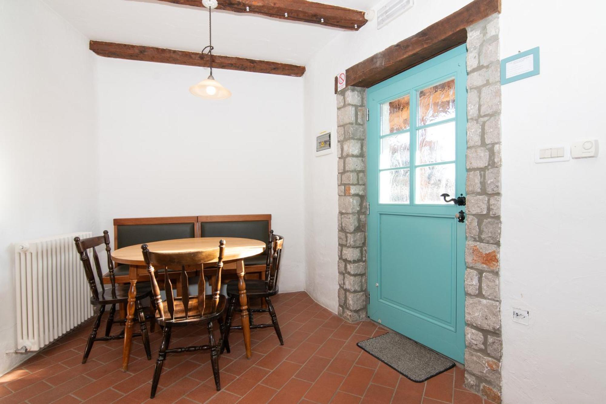Apartments Valentinus 1800 Sežana エクステリア 写真