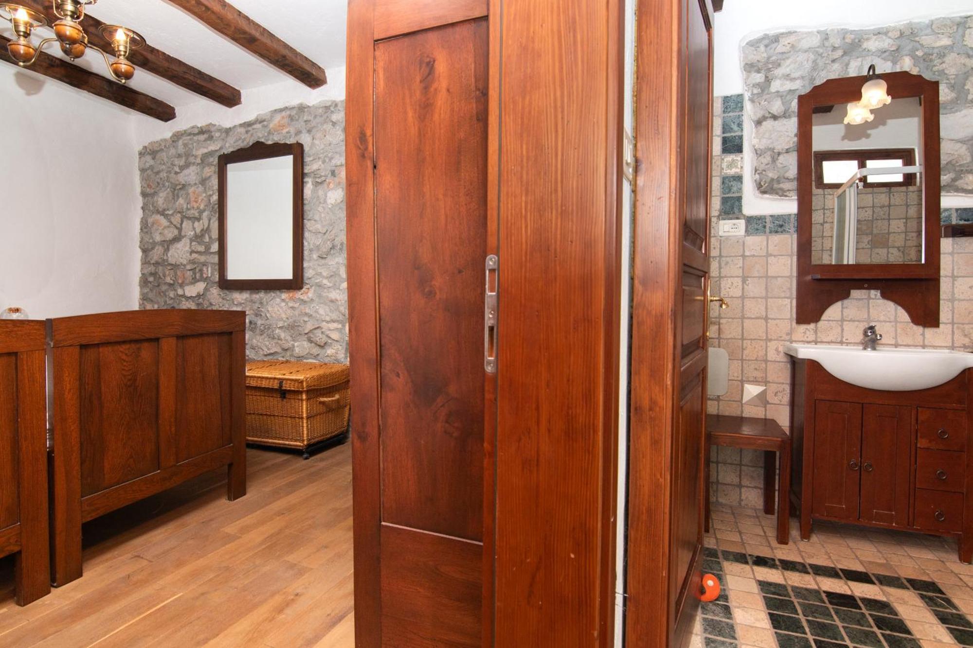 Apartments Valentinus 1800 Sežana エクステリア 写真