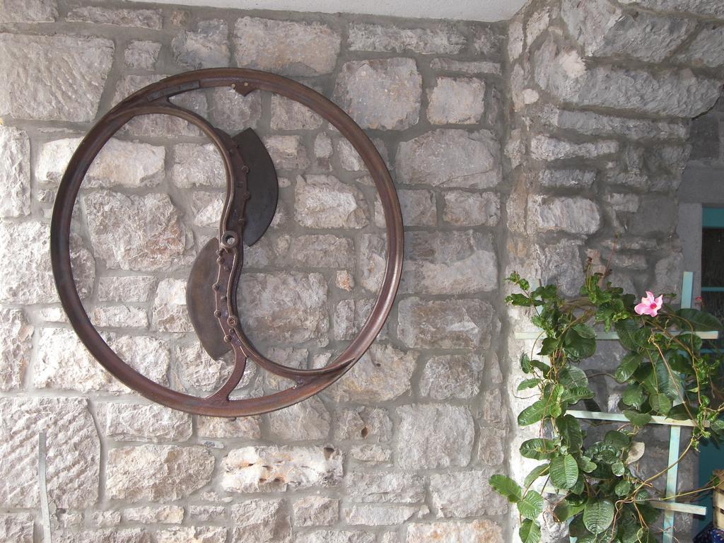 Apartments Valentinus 1800 Sežana エクステリア 写真